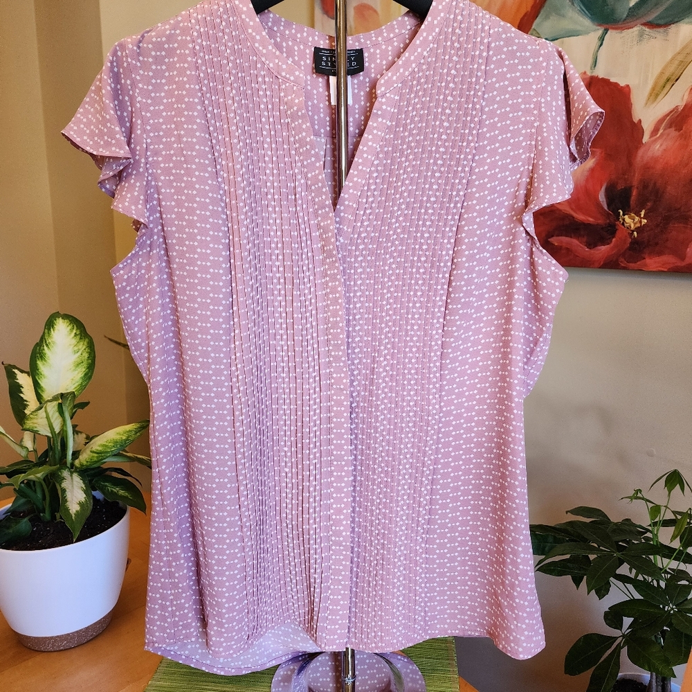 Simply Styled Top (size is large but fits small)